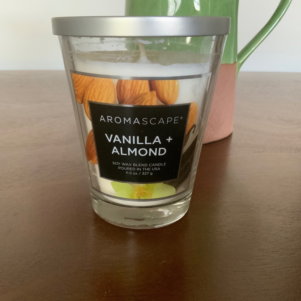 Chesapeake Bay Aromascape Vanilla + Almond  Soy Wax Blend Jar Candle 11.5 0z